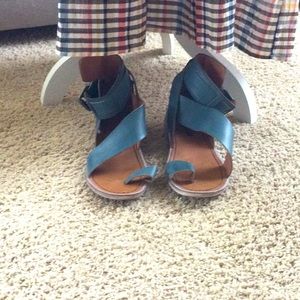 Women’s sandals with side buckle